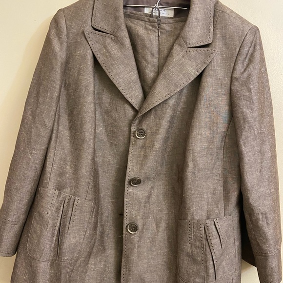 Tahari 18W Suit Linen/polyester blend skirt suit. Skirt is pleats at the bottom - Picture 3 of 3